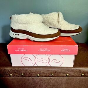 NIB Easy Spirit slide ons - Size 8